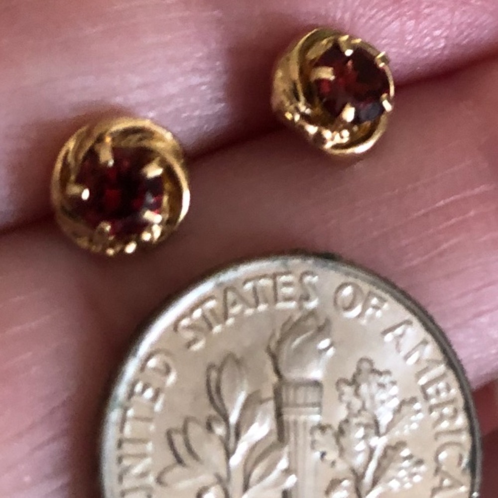 Small Garnet Gold studs, stamped 585. - Picture 8 of 8